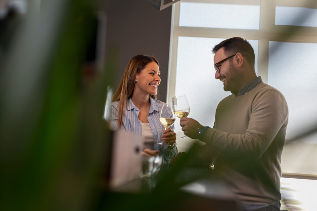 couple-drinking-wine-in-restaurant